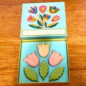 New in Box Vintage Avon Spring Hostess Soaps white and pink tulips. 6 soaps.